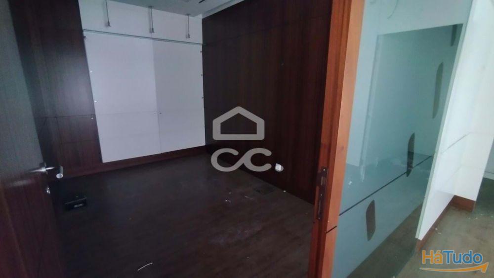 Loja com 200m2 de área bruta com acesso interno á cave. Loja com 200m2 de área bruta com acesso interno á cave.