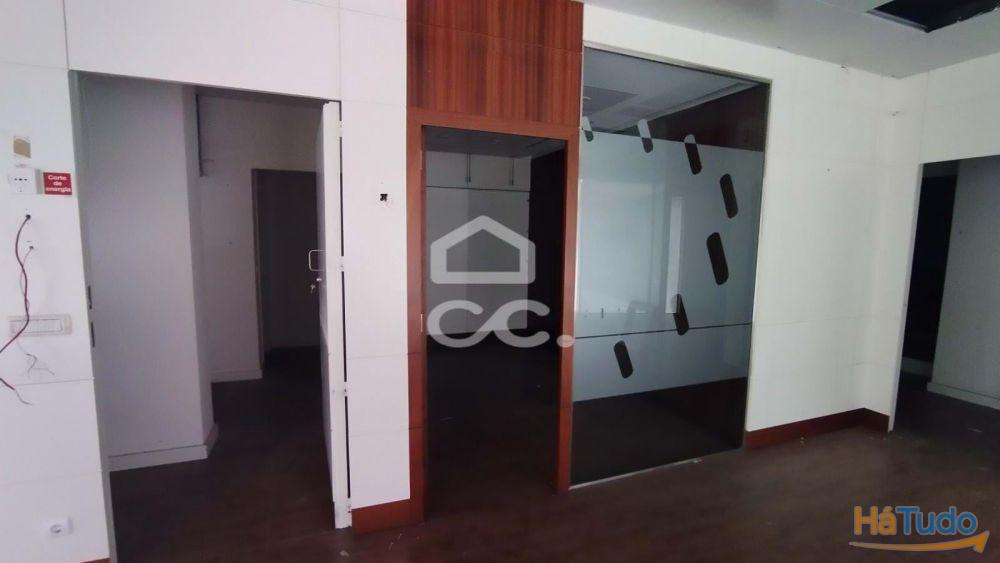 Loja com 200m2 de área bruta com acesso interno á cave. Loja com 200m2 de área bruta com acesso interno á cave.