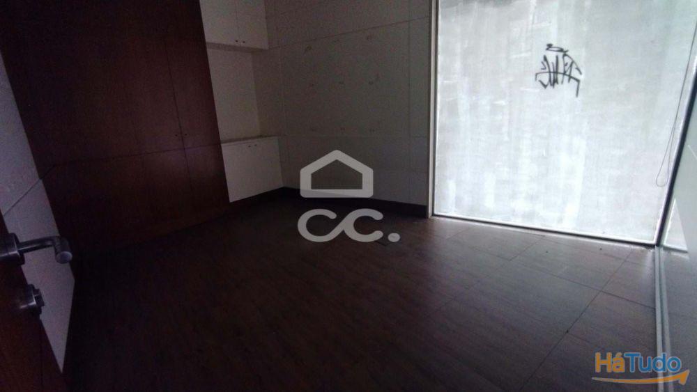 Loja com 200m2 de área bruta com acesso interno á cave. Loja com 200m2 de área bruta com acesso interno á cave.