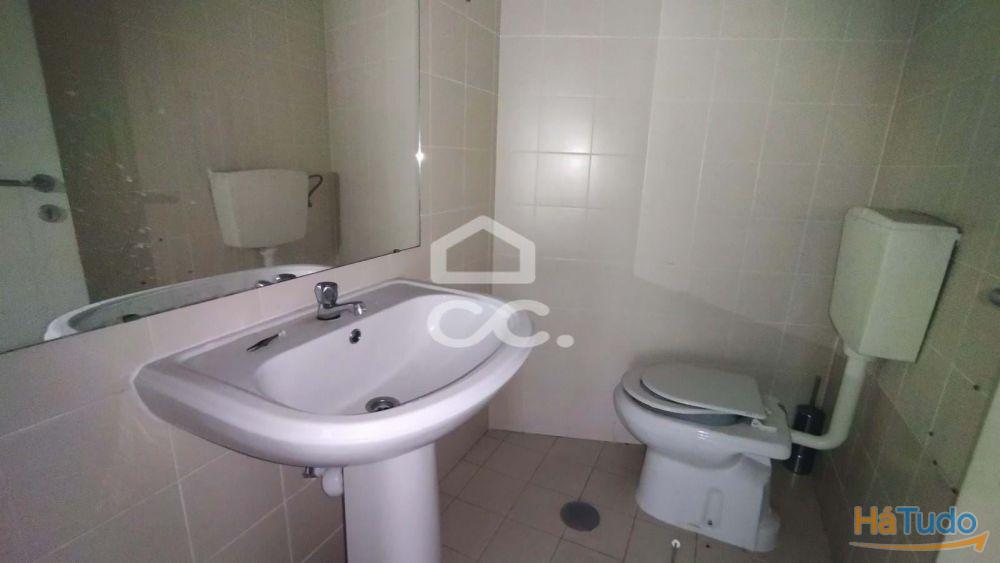 Loja com 200m2 de área bruta com acesso interno á cave. Loja com 200m2 de área bruta com acesso interno á cave.