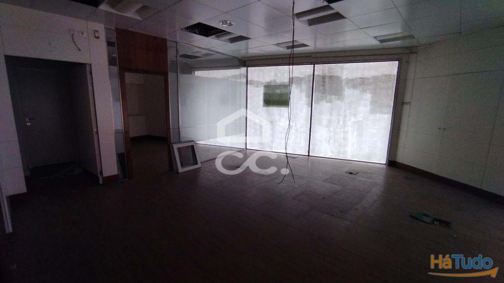 Loja com 200m2 de área bruta com acesso interno á cave. Loja com 200m2 de área bruta com acesso interno á cave.