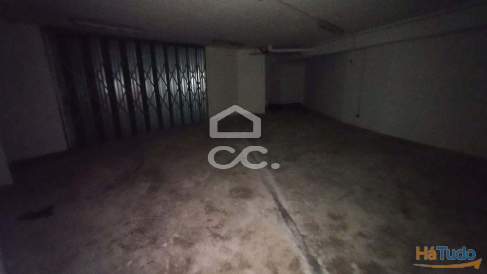 Loja com 200m2 de área bruta com acesso interno á cave. Loja com 200m2 de área bruta com acesso interno á cave.
