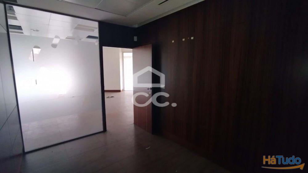 Loja com 200m2 de área bruta com acesso interno á cave. Loja com 200m2 de área bruta com acesso interno á cave.