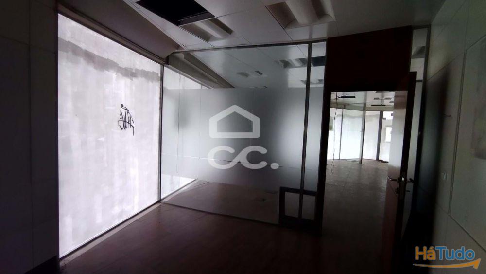 Loja com 200m2 de área bruta com acesso interno á cave. Loja com 200m2 de área bruta com acesso interno á cave.