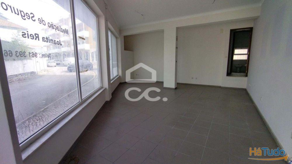 Loja com montras e de grande movimento. Loja com montras e de grande movimento.