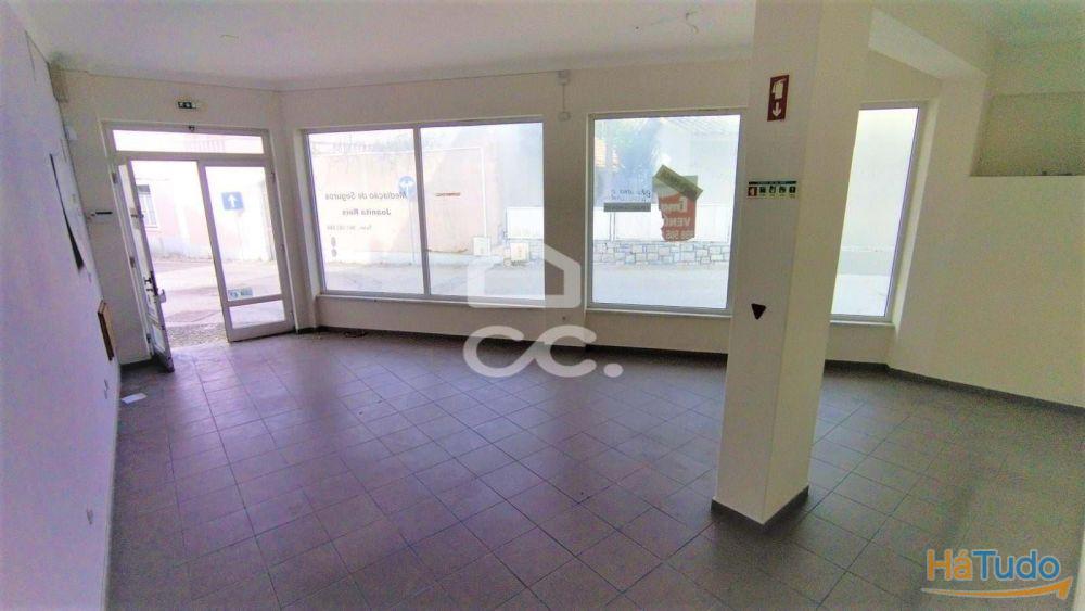 Loja com montras e de grande movimento. Loja com montras e de grande movimento.