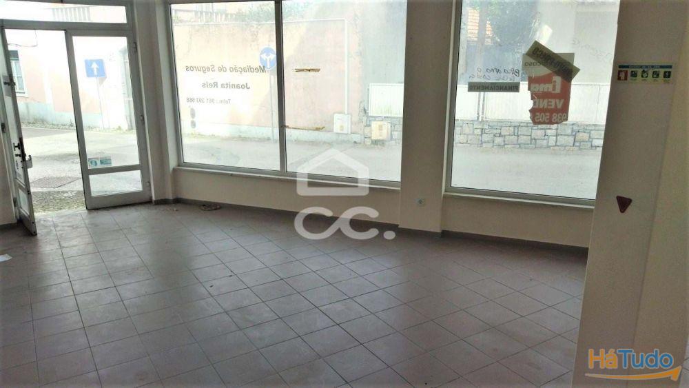 Loja com montras e de grande movimento. Loja com montras e de grande movimento.