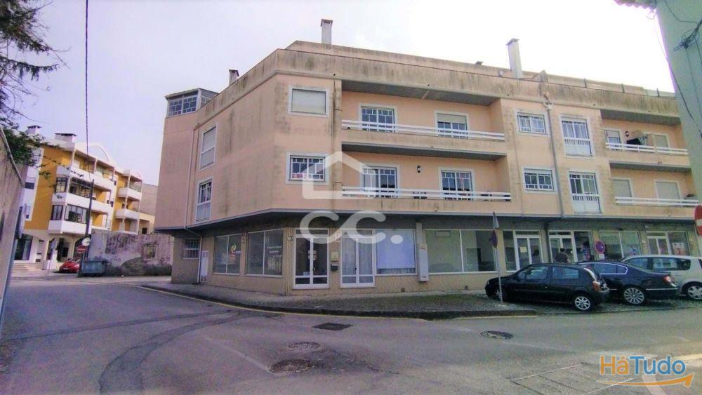 Loja com montras e de grande movimento. Loja com montras e de grande movimento.