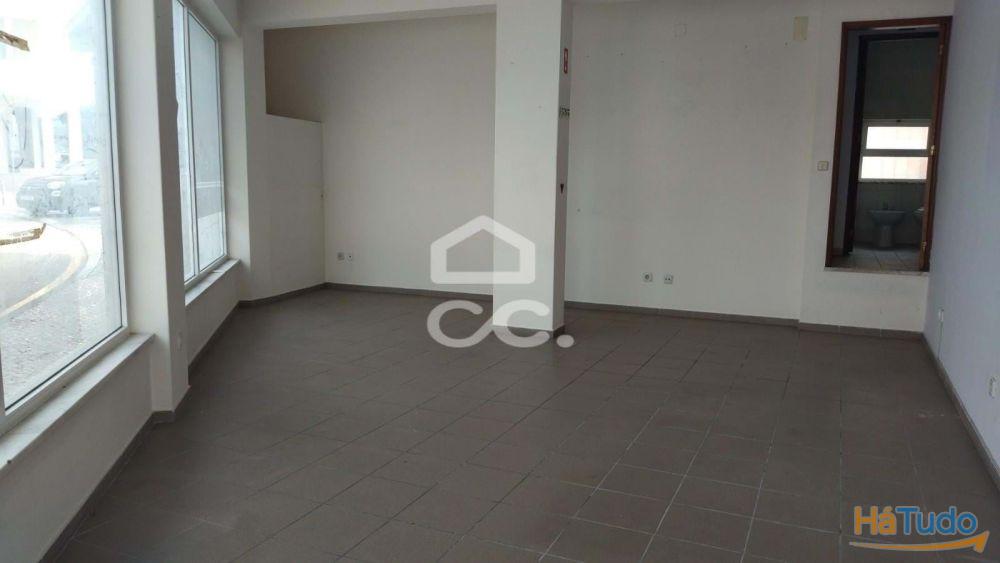 Loja com montras e de grande movimento. Loja com montras e de grande movimento.