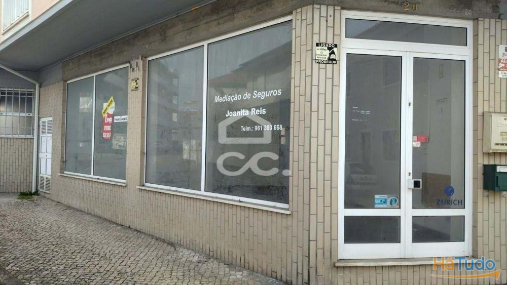 Loja com montras e de grande movimento. Loja com montras e de grande movimento.