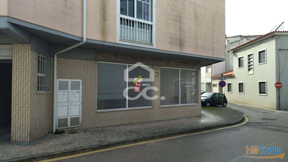 Loja com montras e de grande movimento. Loja com montras e de grande movimento.