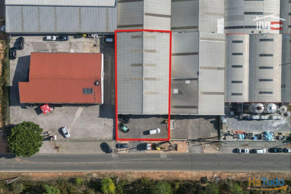 Pavilhão industrial com boa localização Pavilhão industrial com boa localização