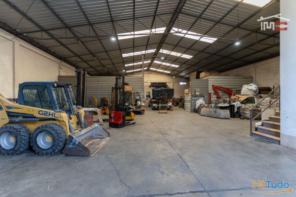 Pavilhão industrial com boa localização Pavilhão industrial com boa localização