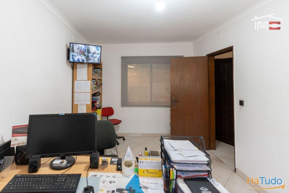 Pavilhão industrial com boa localização Pavilhão industrial com boa localização