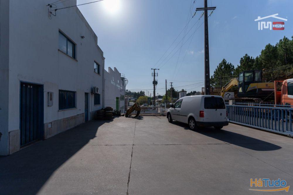 Pavilhão industrial com boa localização Pavilhão industrial com boa localização