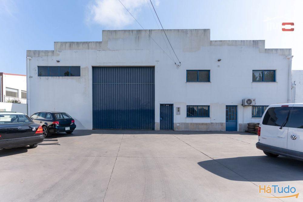 Pavilhão industrial com boa localização Pavilhão industrial com boa localização