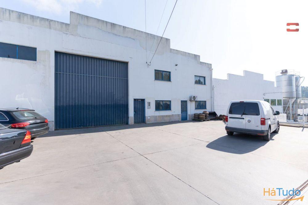 Pavilhão industrial com boa localização Pavilhão industrial com boa localização