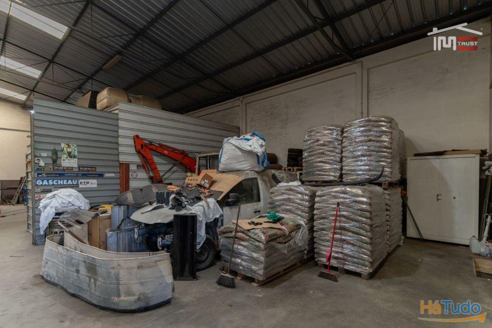 Pavilhão industrial com boa localização Pavilhão industrial com boa localização