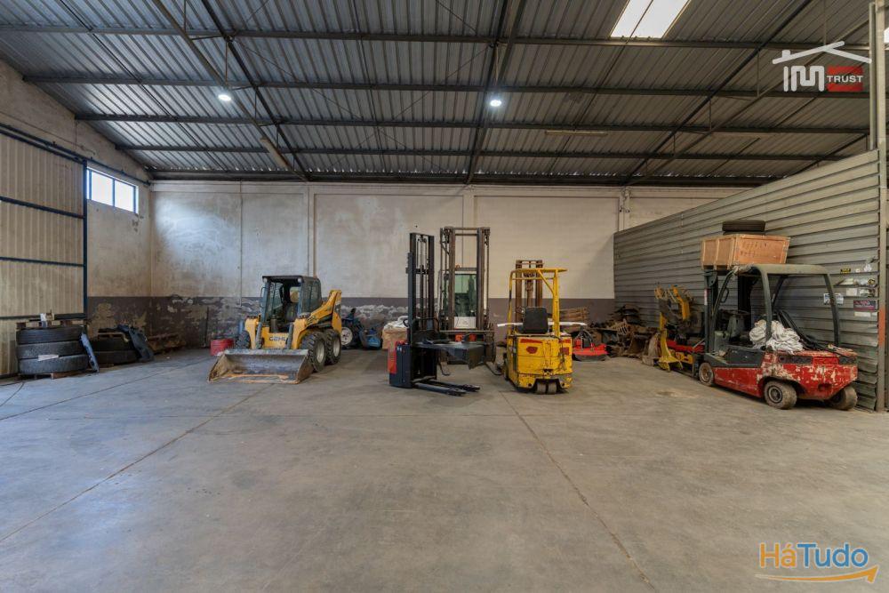 Pavilhão industrial com boa localização Pavilhão industrial com boa localização