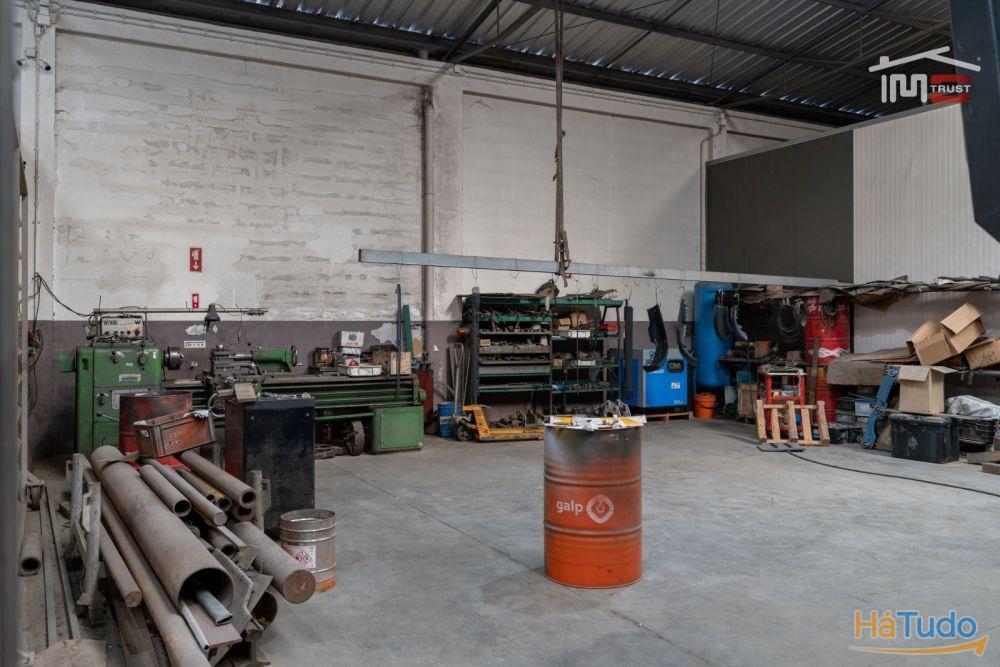 Pavilhão industrial com boa localização Pavilhão industrial com boa localização