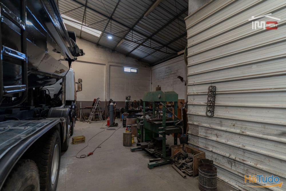 Pavilhão industrial com boa localização Pavilhão industrial com boa localização