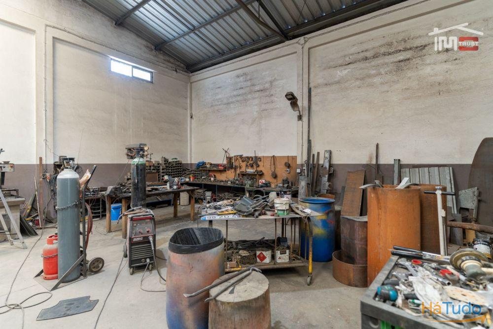 Pavilhão industrial com boa localização Pavilhão industrial com boa localização