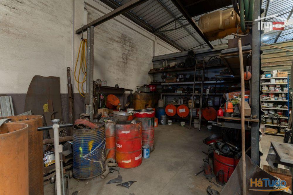 Pavilhão industrial com boa localização Pavilhão industrial com boa localização