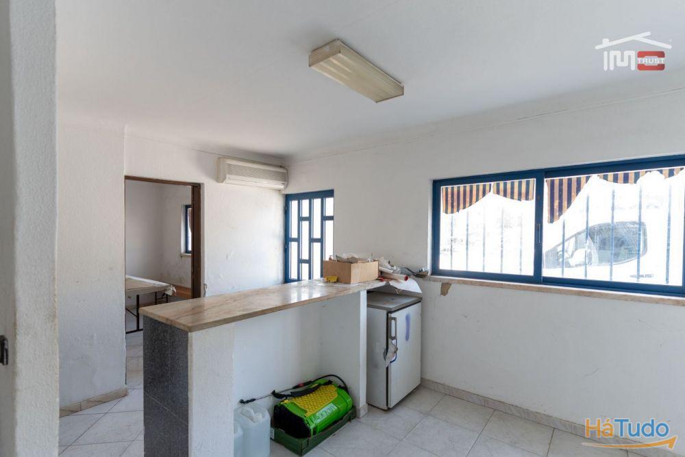 Pavilhão industrial com boa localização Pavilhão industrial com boa localização