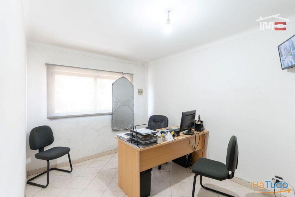 Pavilhão industrial com boa localização Pavilhão industrial com boa localização