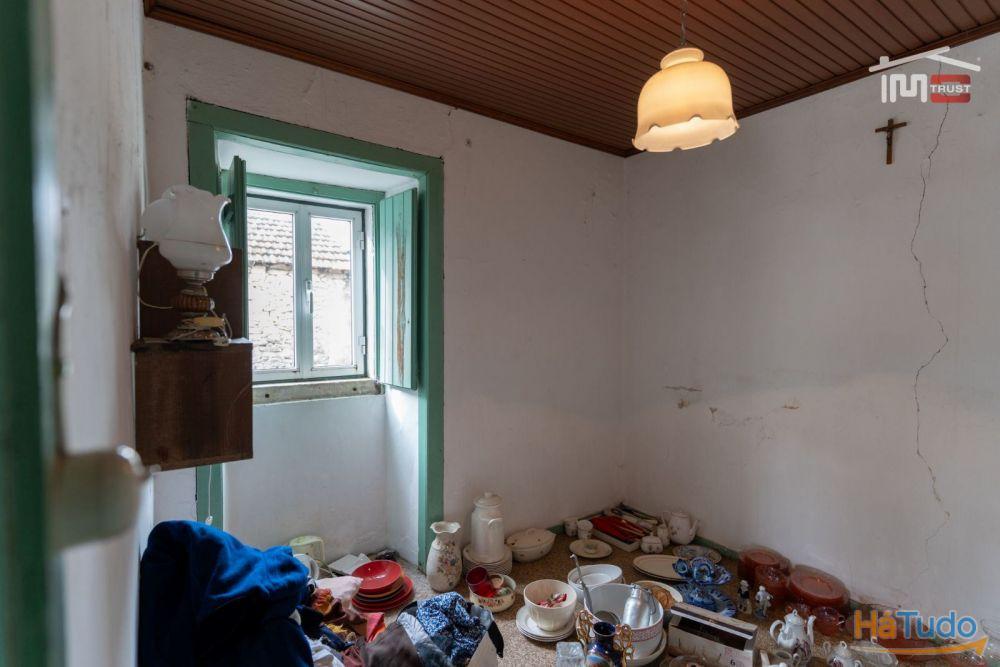 MORADIA PARA RESTAURAR EM ATOUGUIA MORADIA PARA RESTAURAR EM ATOUGUIA