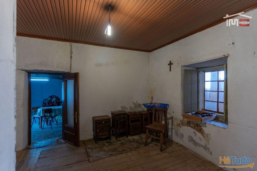 MORADIA PARA RESTAURAR EM ATOUGUIA MORADIA PARA RESTAURAR EM ATOUGUIA