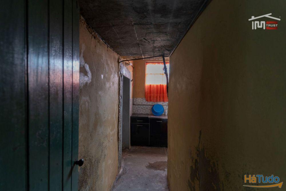 MORADIA PARA RESTAURAR EM ATOUGUIA MORADIA PARA RESTAURAR EM ATOUGUIA