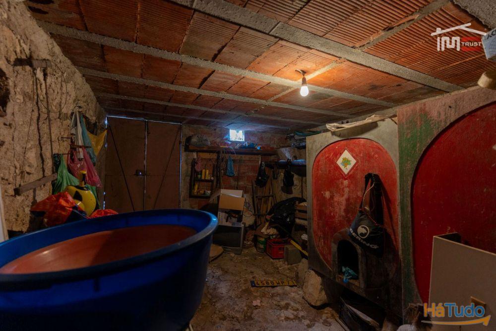 MORADIA PARA RESTAURAR EM ATOUGUIA MORADIA PARA RESTAURAR EM ATOUGUIA