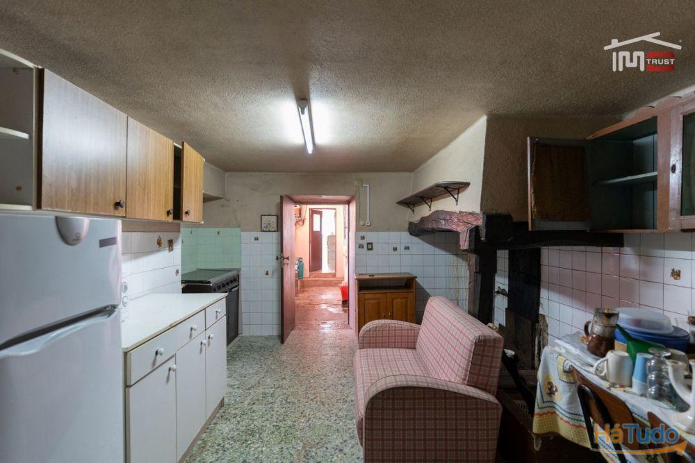 MORADIA PARA RESTAURAR EM ATOUGUIA MORADIA PARA RESTAURAR EM ATOUGUIA