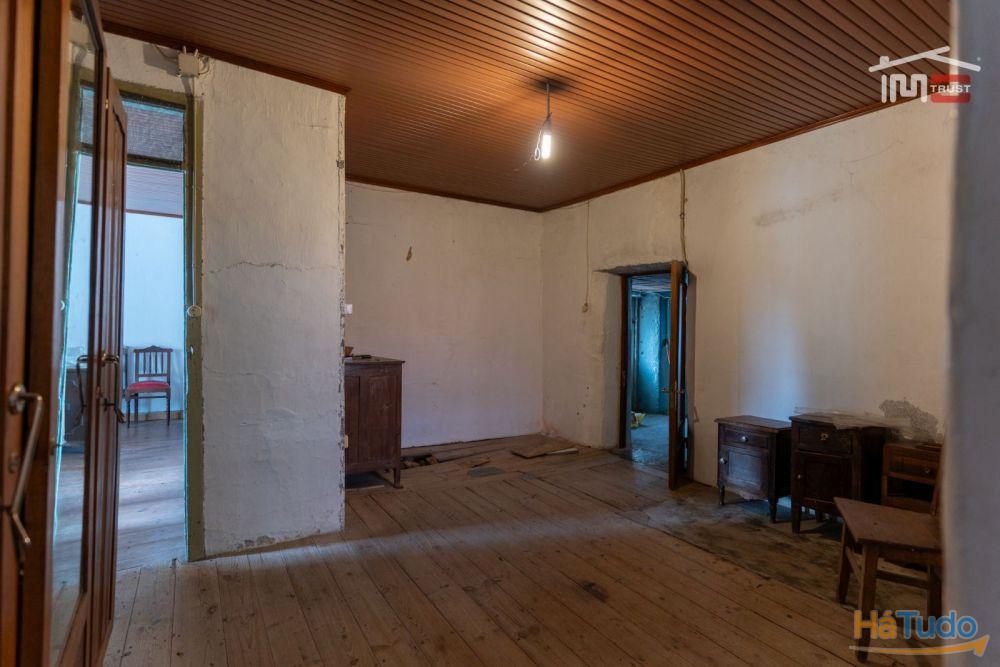 MORADIA PARA RESTAURAR EM ATOUGUIA MORADIA PARA RESTAURAR EM ATOUGUIA