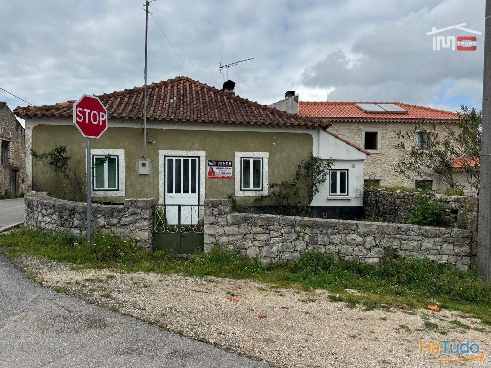 MORADIA PARA RESTAURAR EM ATOUGUIA MORADIA PARA RESTAURAR EM ATOUGUIA