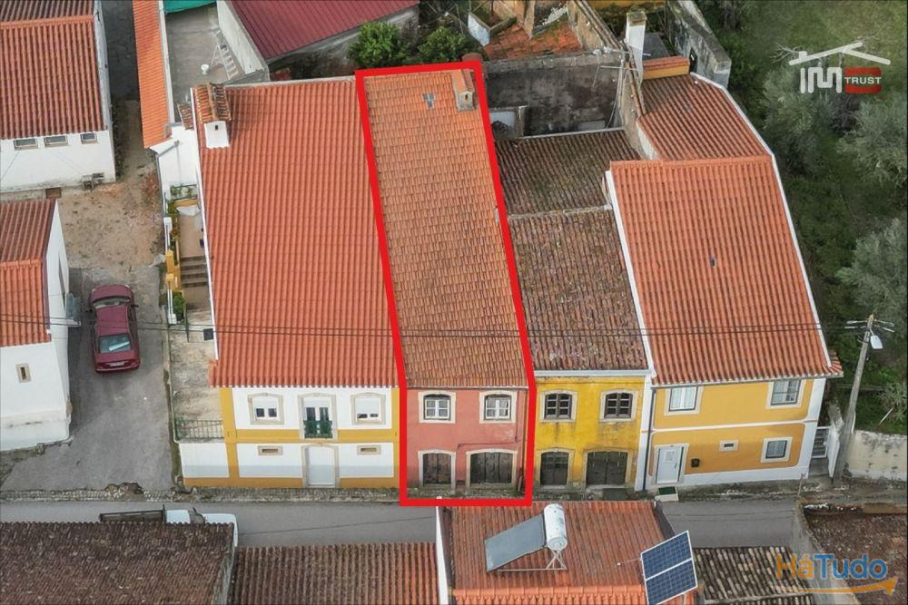 Moradia T2 com Projeto Aprovado em TOMAR já com telhado novo e isolamento térmico Moradia T2 com Projeto Aprovado em TOMAR já com telhado novo e isolamento térmico
