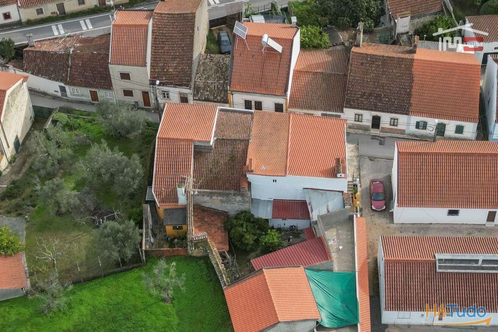 Moradia T2 com Projeto Aprovado em TOMAR já com telhado novo e isolamento térmico Moradia T2 com Projeto Aprovado em TOMAR já com telhado novo e isolamento térmico