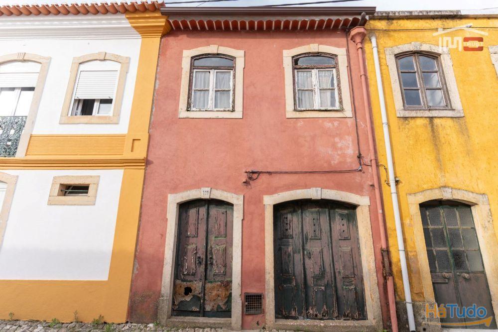 Moradia T2 com Projeto Aprovado em TOMAR já com telhado novo e isolamento térmico Moradia T2 com Projeto Aprovado em TOMAR já com telhado novo e isolamento térmico