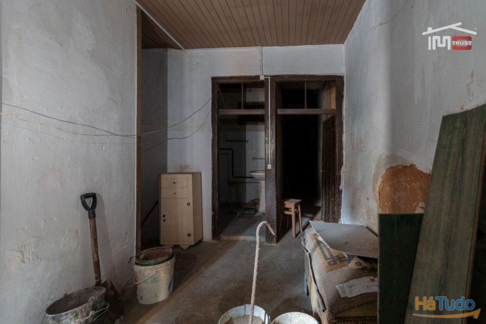 Moradia T2 com Projeto Aprovado em TOMAR já com telhado novo e isolamento térmico Moradia T2 com Projeto Aprovado em TOMAR já com telhado novo e isolamento térmico