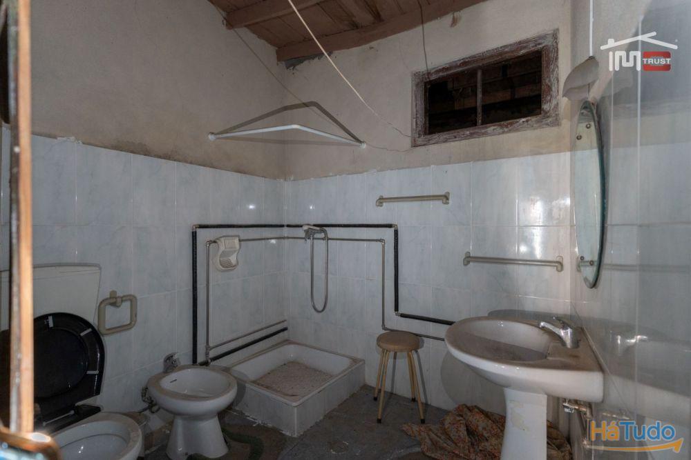 Moradia T2 com Projeto Aprovado em TOMAR já com telhado novo e isolamento térmico Moradia T2 com Projeto Aprovado em TOMAR já com telhado novo e isolamento térmico