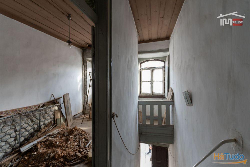 Moradia T2 com Projeto Aprovado em TOMAR já com telhado novo e isolamento térmico Moradia T2 com Projeto Aprovado em TOMAR já com telhado novo e isolamento térmico