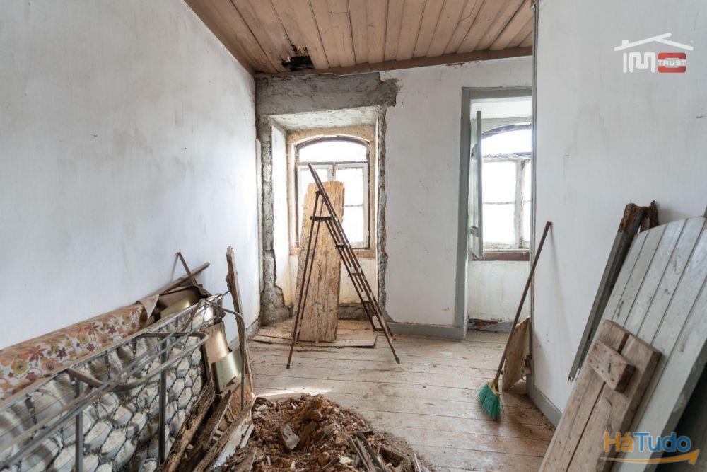 Moradia T2 com Projeto Aprovado em TOMAR já com telhado novo e isolamento térmico Moradia T2 com Projeto Aprovado em TOMAR já com telhado novo e isolamento térmico