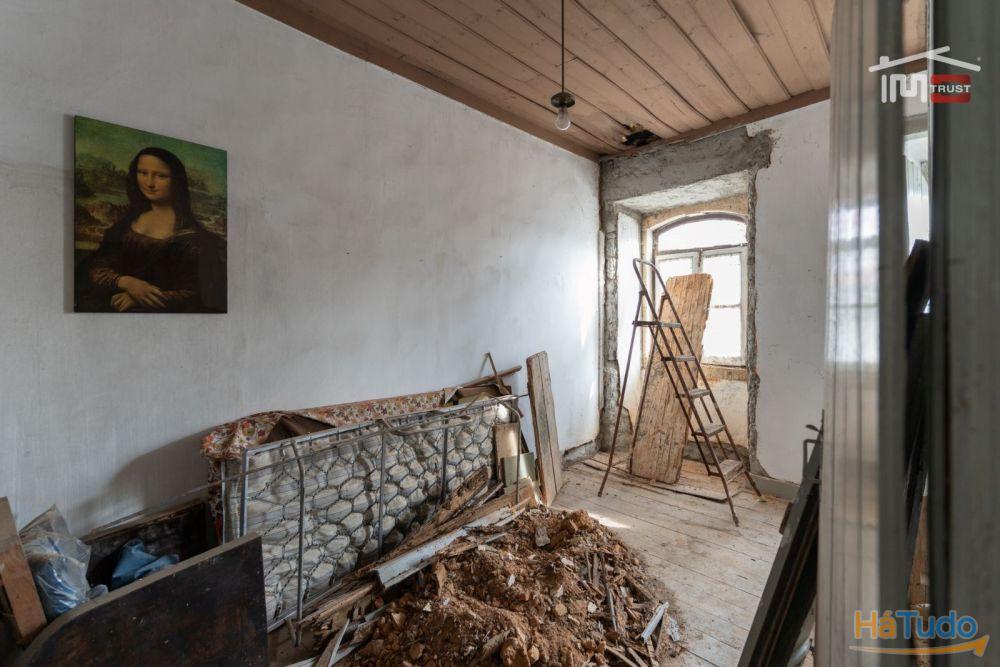 Moradia T2 com Projeto Aprovado em TOMAR já com telhado novo e isolamento térmico Moradia T2 com Projeto Aprovado em TOMAR já com telhado novo e isolamento térmico