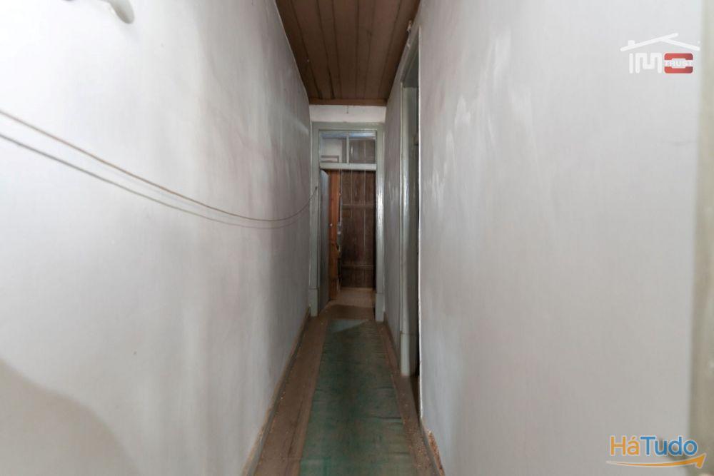 Moradia T2 com Projeto Aprovado em TOMAR já com telhado novo e isolamento térmico Moradia T2 com Projeto Aprovado em TOMAR já com telhado novo e isolamento térmico