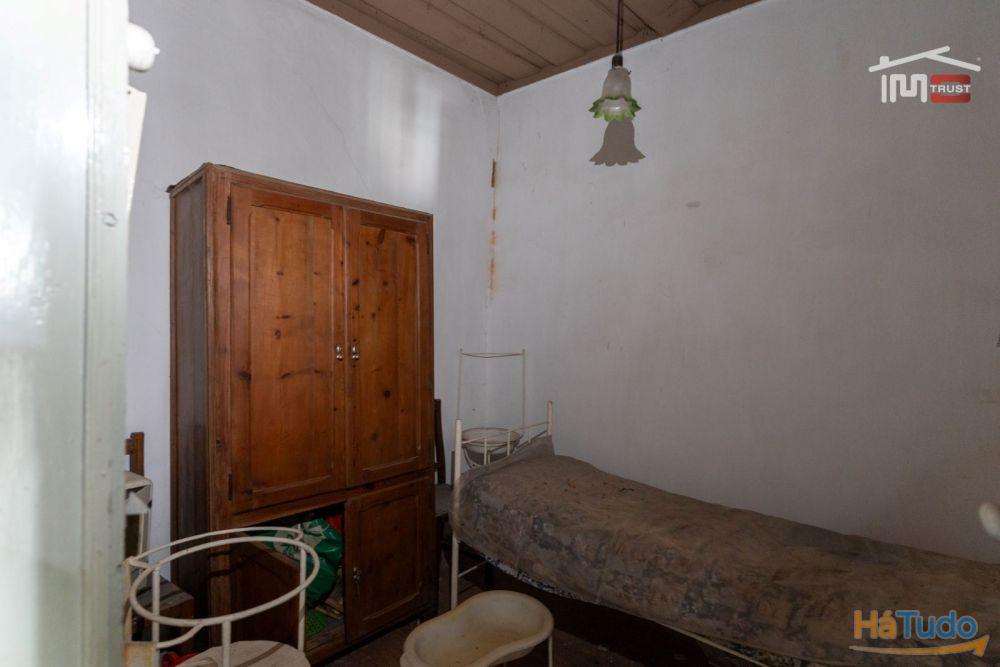 Moradia T2 com Projeto Aprovado em TOMAR já com telhado novo e isolamento térmico Moradia T2 com Projeto Aprovado em TOMAR já com telhado novo e isolamento térmico