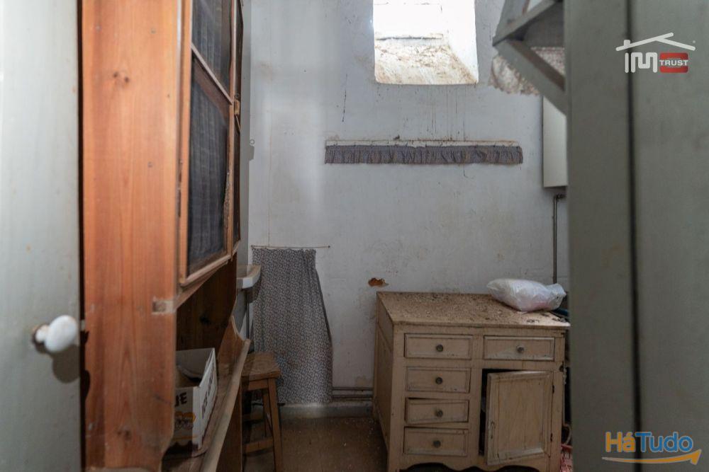 Moradia T2 com Projeto Aprovado em TOMAR já com telhado novo e isolamento térmico Moradia T2 com Projeto Aprovado em TOMAR já com telhado novo e isolamento térmico