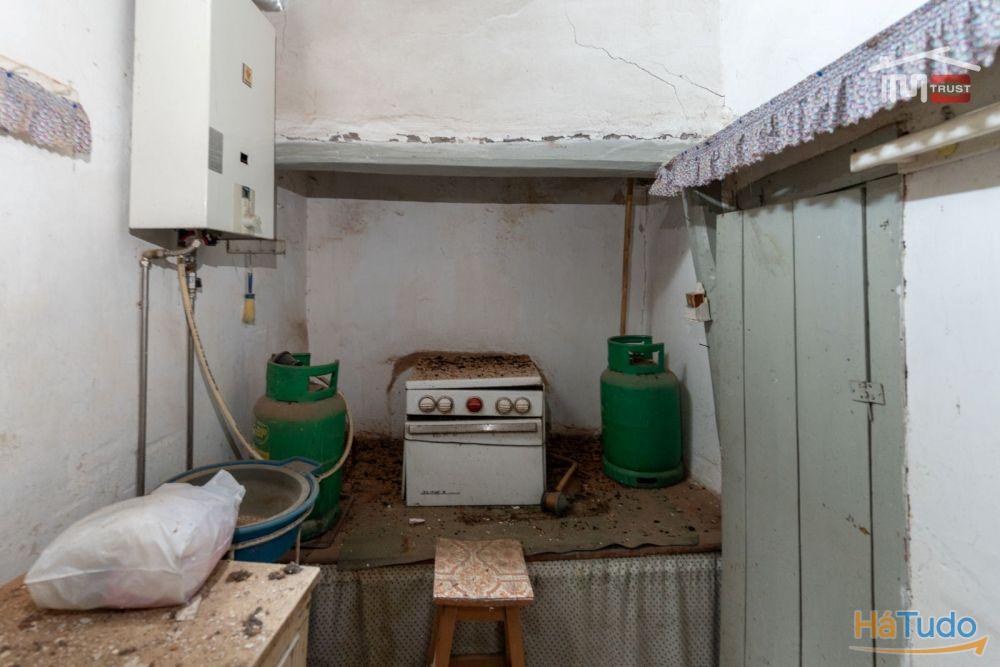 Moradia T2 com Projeto Aprovado em TOMAR já com telhado novo e isolamento térmico Moradia T2 com Projeto Aprovado em TOMAR já com telhado novo e isolamento térmico