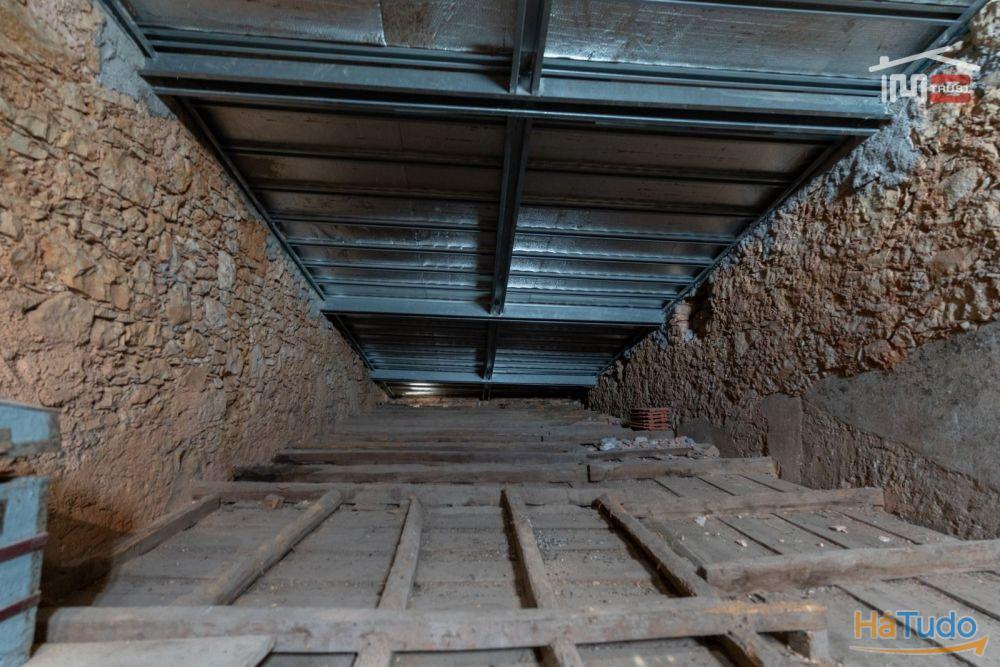 Moradia T2 com Projeto Aprovado em TOMAR já com telhado novo e isolamento térmico Moradia T2 com Projeto Aprovado em TOMAR já com telhado novo e isolamento térmico