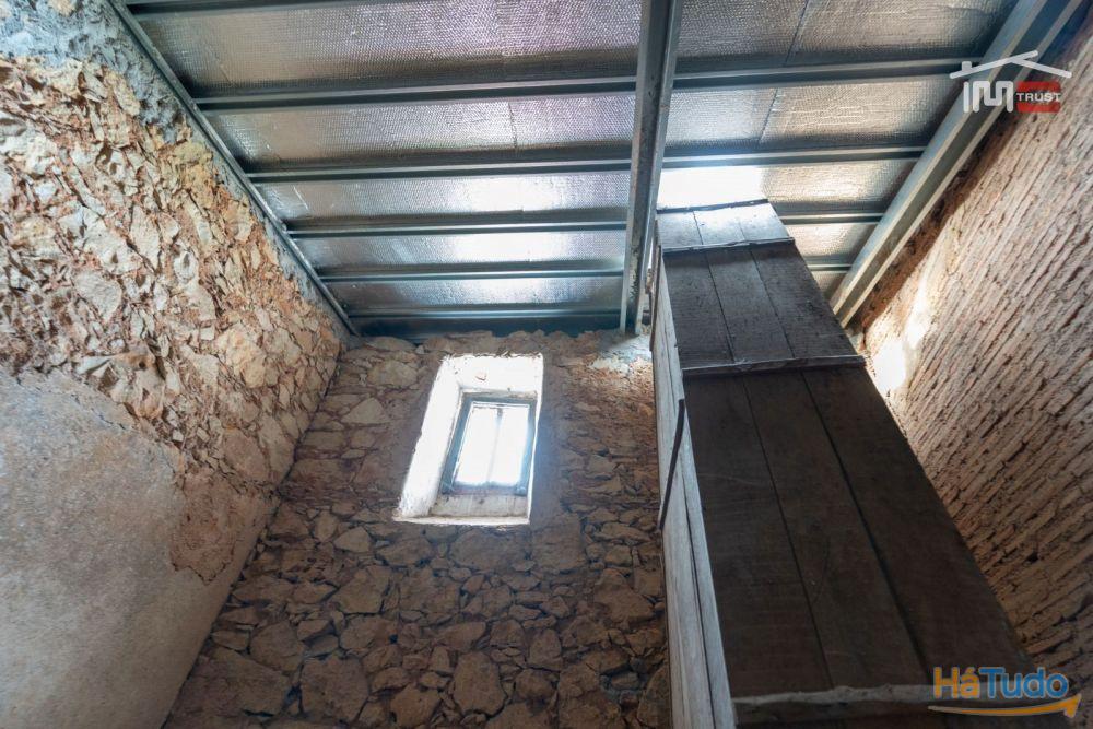 Moradia T2 com Projeto Aprovado em TOMAR já com telhado novo e isolamento térmico Moradia T2 com Projeto Aprovado em TOMAR já com telhado novo e isolamento térmico